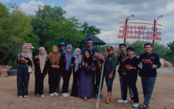 Mahasiswa KKL UNSA Sukses Identifikasi dan Tanam Bibit Mangrove di Desa Penyaring