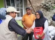 Wabup Serahkan Bantuan Darurat untuk Korban Banjir dan Tanah Longsor
