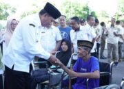 Bupati Sumbawa Serahkan 50 Kursi Roda untuk Penyandang Disabilitas