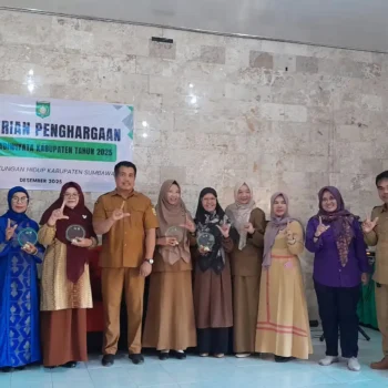 DLH Sumbawa Serahkan Penghargaan Sekolah Adiwiyata Kabupaten 2025