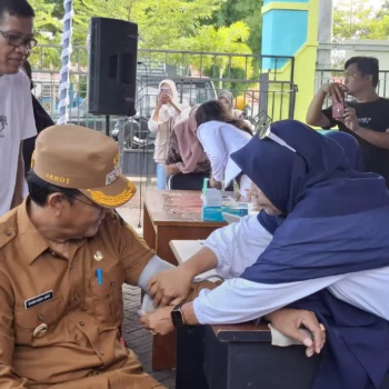 Peringati HUT ke-67 Sumbawa, Dikes Gelar Sunat Massal Hingga Cek Kesehatan Gratis 
