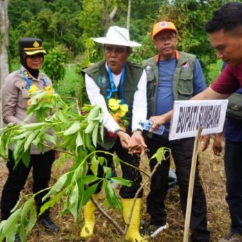 Wujudkan Sumbawa Hijau Lestari, Safari Tanam Pohon Berlanjut ke Orang Telu