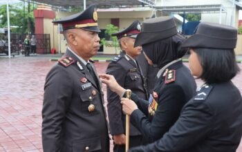 Kapolres Sumbawa Sematkan Satyalancana Kepada Personel Berdedikasi