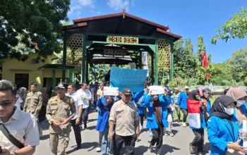 Geruduk Kantor Bupati, Aliansi BEM Sumbawa Menggugat Suarakan 5 Persoalan Penting
