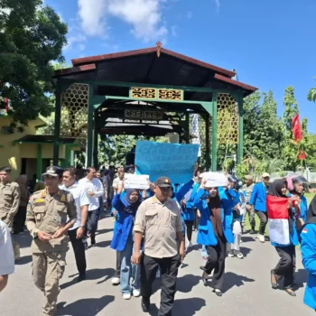 Geruduk Kantor Bupati, Aliansi BEM Sumbawa Menggugat Suarakan 5 Persoalan Penting