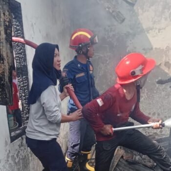 Kebakaran di Desa Batu Bulan: Satu Rumah Hangus, Tiga Lainnya Terdampak