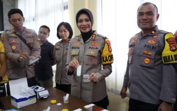 Pejabat Utama Polres Sumbawa Tes Urine
