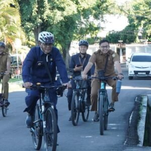 Efisiensi Energi, Bupati Sumbawa Naik Sepeda ke Kantor