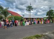 Tanamkan Nilai Kepedulian, TK Negeri 1 Moyo Hilir Berbagi Takjil