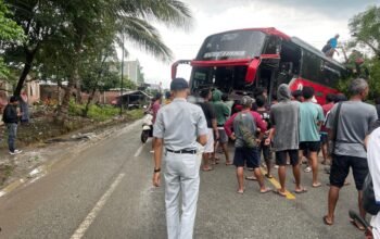 Pecah Ban dan Jalan Licin, Bus MJ Tabrak Warung di Brang Kolong