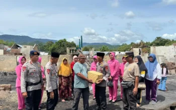 Brimob Polda NTB Salurkan Bantuan untuk Korban Kebakaran di Kecamatan Alas