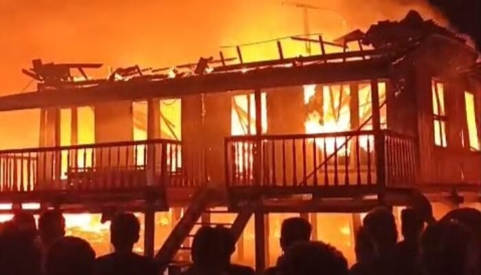 Dua Rumah Panggung Hangus Terbakar, 2 Orang Terluka Ditangani Puskesmas