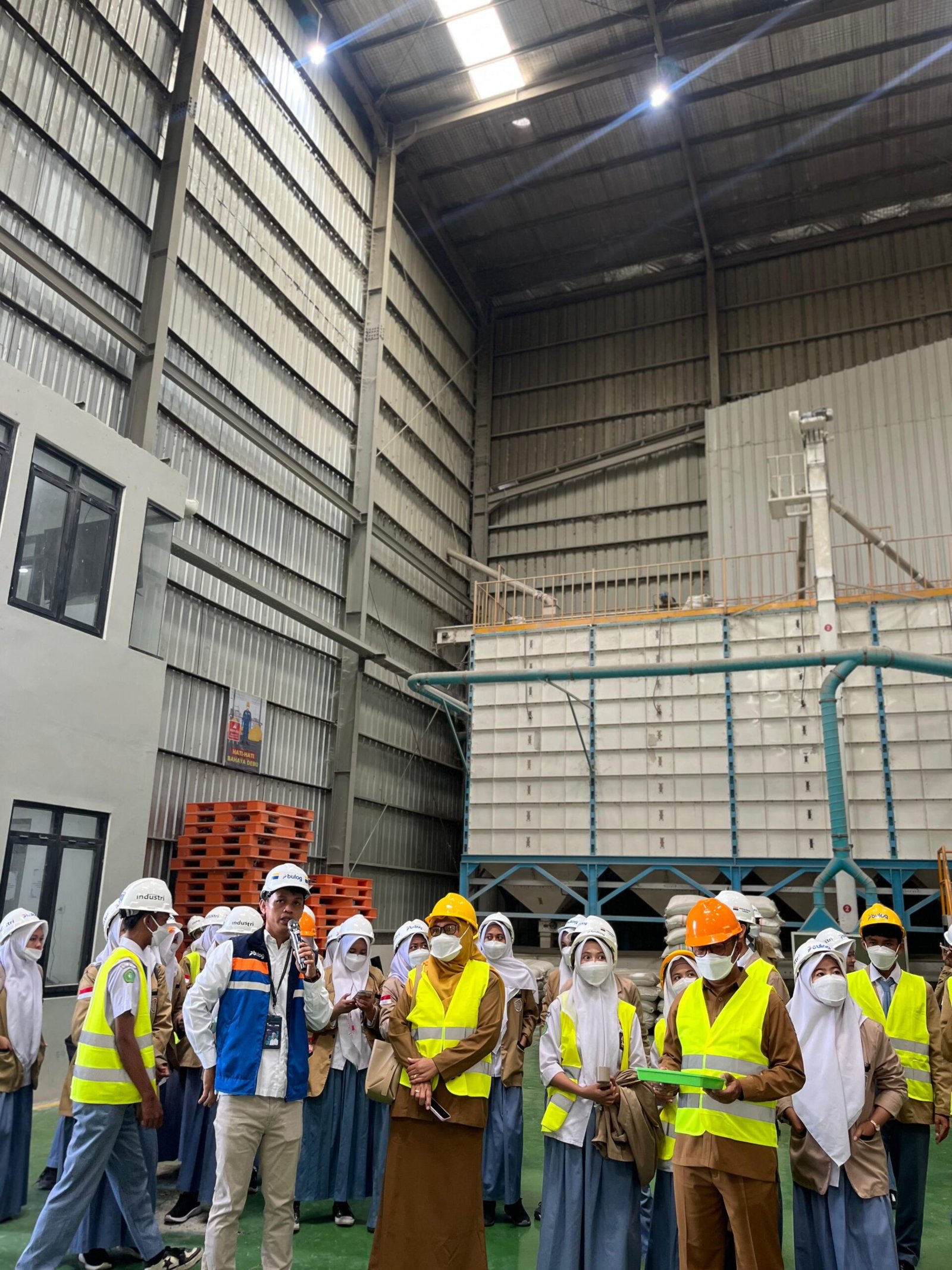 Bulog Sumbawa Beri Pemahaman Kedaulatan Pangan Nasional Pada Siswa