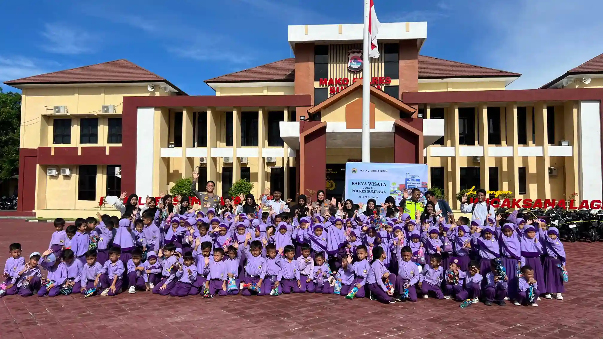 Dikunjungi Siswa Yayasan Al Muhajrin Samawa, Polres Sumbawa Kenalkan Gedung Hingga Edukasi Tertib Berlalu Lintas