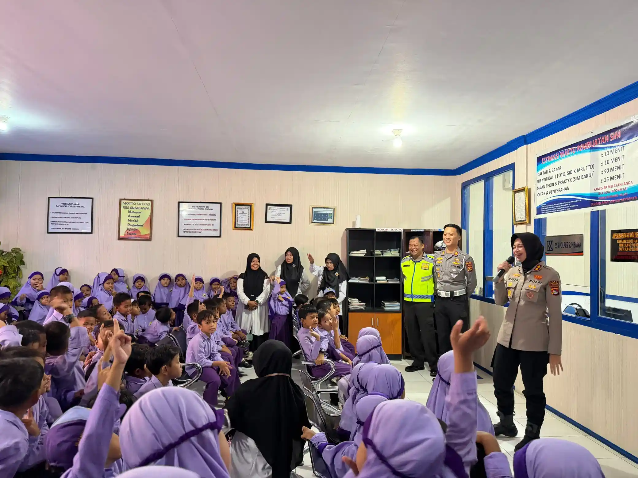 Dikunjungi Siswa Yayasan Al Muhajrin Samawa, Polres Sumbawa Kenalkan Gedung Hingga Edukasi Tertib Berlalu Lintas