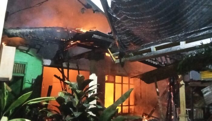 Rumah Makan di Kelurahan Pekat Terbakar, Kerugian Ditaksir Capai Ratusan Juta
