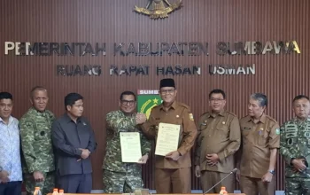 Bupati Sumbawa Serahkan 55 Hektar Lahan Pada Korps Marinir