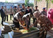 Peringati Hari Bhayangkara Ke-80, Polres Sumbawa Upacara Tabur Bunga dan Ziarah Makam