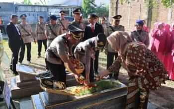 Peringati Hari Bhayangkara Ke-80, Polres Sumbawa Upacara Tabur Bunga dan Ziarah Makam