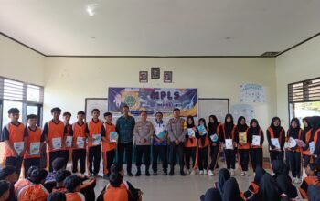 Tutup MPLS, Kapolsek Lunyuk Berikan Edukasi Hukum Pada Siswa