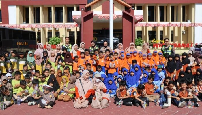 Kunjungan Edukasi ke Polres Sumbawa, Siswa SDIT SC Diberi Pemahaman Lalu Lintas