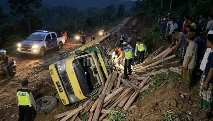 Gagal Nanjak dan Patah Roda, Truk Muatan Kayu Terbalik di Moyo Hulu