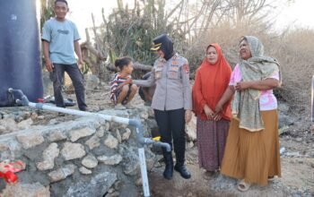 Atasi Krisis Air Bersih di Dusun Omo, Kapolres Sumbawa Serahkan Bantuan Sumur Bor