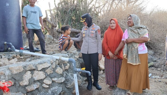 Atasi Krisis Air Bersih di Dusun Omo, Kapolres Sumbawa Serahkan Bantuan Sumur Bor