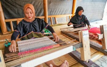 Mina Tenun : Lestarikan Budaya, Tingkatkan Ekonomi, dan Pemanfaatan Energi Terbarukan