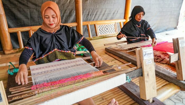 Mina Tenun : Lestarikan Budaya, Tingkatkan Ekonomi, dan Pemanfaatan Energi Terbarukan